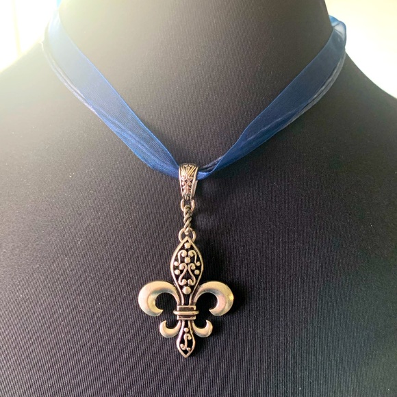 Necklace fleur de Lis - Picture 1 of 7